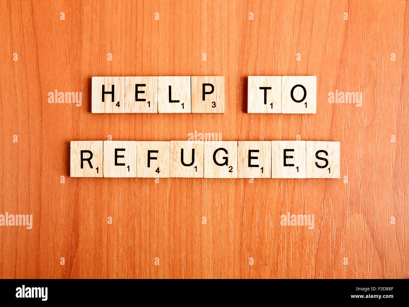 Flüchtlinge Hilfetext auf Holzfliesen Buchstaben Stockfoto