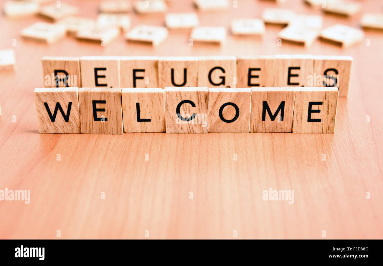 Flüchtlinge Begrüßungstext auf Holzfliesen Buchstaben Stockfoto