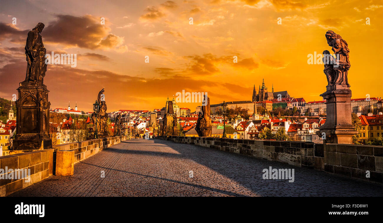 Karlsbrücke und Prager Castleon sunrise Stockfoto