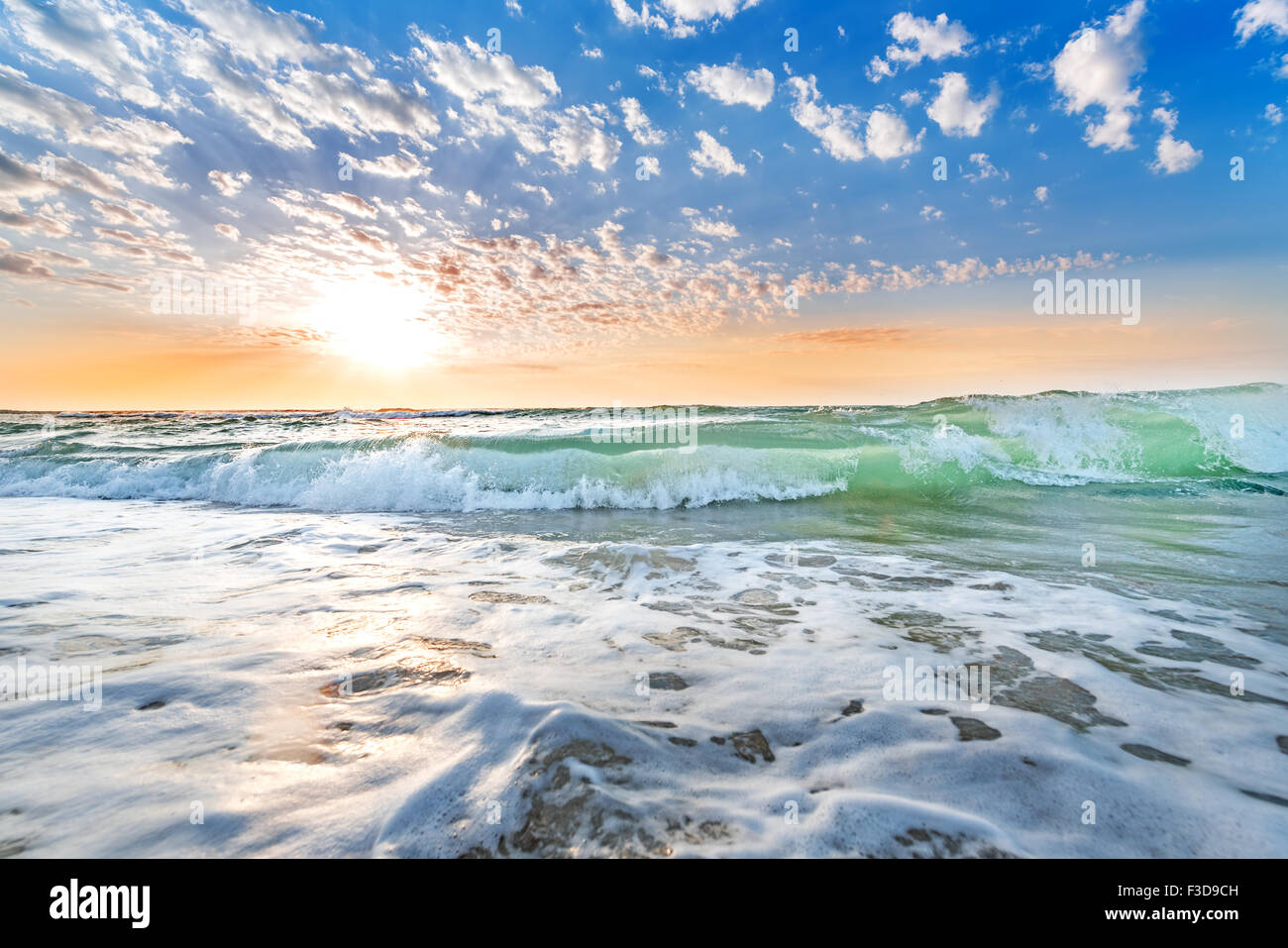 Tropischer Strand bei Sonnenuntergang - Natur Hintergrund Stockfoto