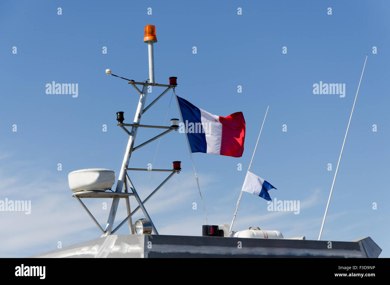 Französische Flagge auf einem Boot Stockfoto