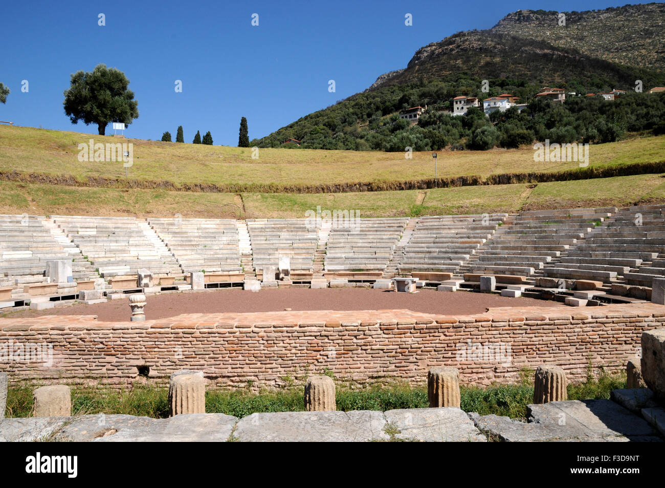 Das Theater im antiken Messene stammt aus dem frühen dritten Jahrhundert v. Chr.. Die ersten 15 Sitzreihen wurden vor kurzem restauriert. Stockfoto