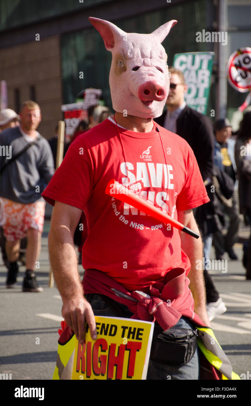 Ein Demonstrant trägt ein Schwein Maske während der Anti-Sparkurs Protest in Manchester, 4. Oktober 2015 Stockfoto