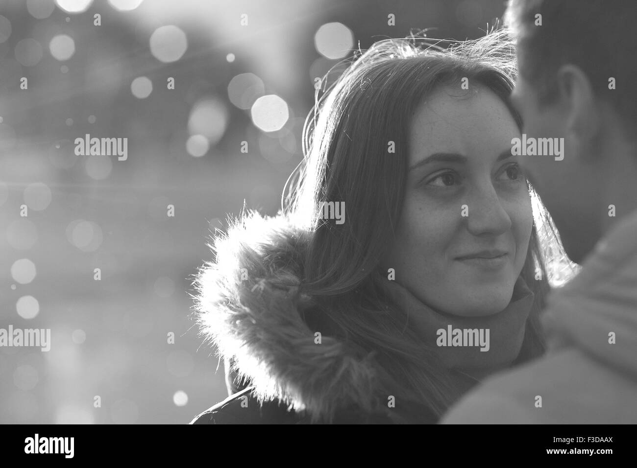 In Liebe Paar küssen im Schnee bei Nacht Stadt Straße schwarz / weiß Stockfoto