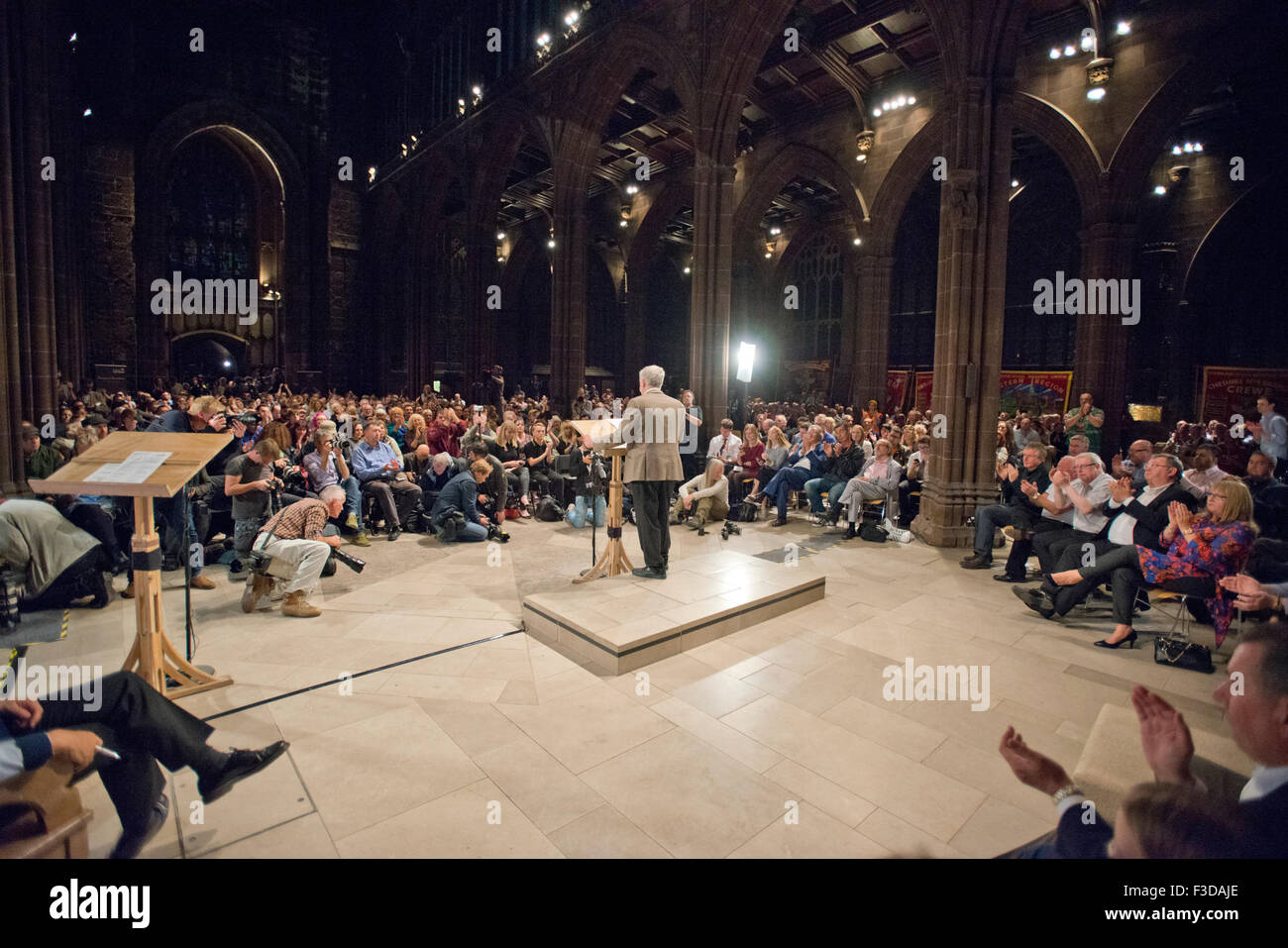 Manchester, UK. 5. Oktober 2015. Labour-Partei Führer Jeremy Corbyn spricht die Leute Post Rally Veranstaltung in Manchester Kathedrale. Bildnachweis: Russell Hart/Alamy Live-Nachrichten. Stockfoto