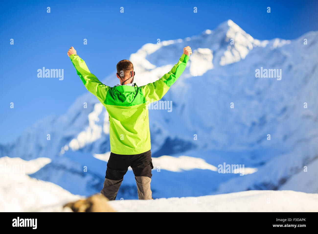 Mann Wanderer oder Bergsteiger erreichen im Winterberge, Inspiration und Motivation Erfolg Geschäftskonzept, Erfolg im Freien. Stockfoto