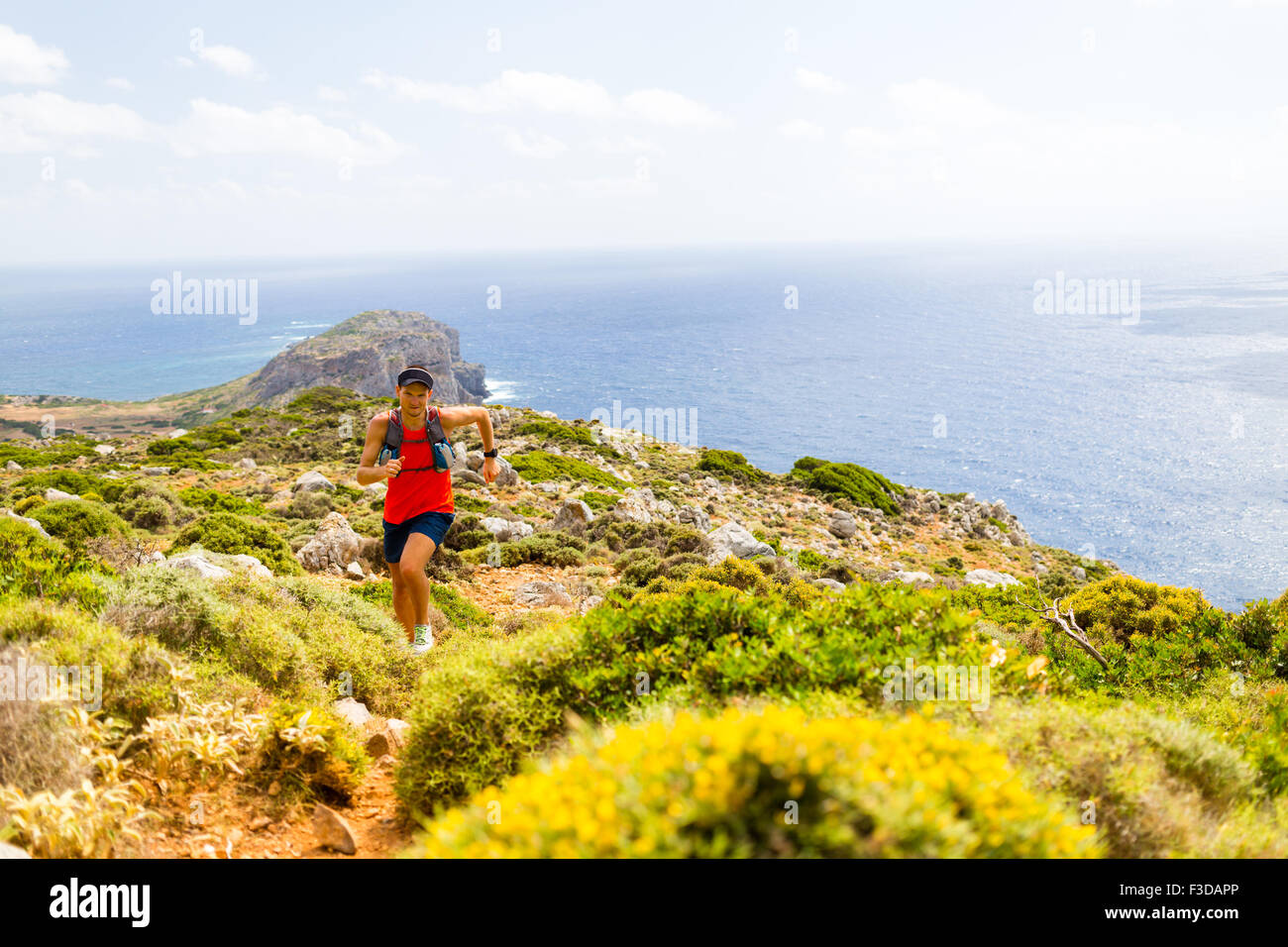 Trail laufende Mann glücklich Kreuz Land Läufer in Bergen im Sommer schöner Tag. Ausbildung und Person Joggen funktioniert. Stockfoto