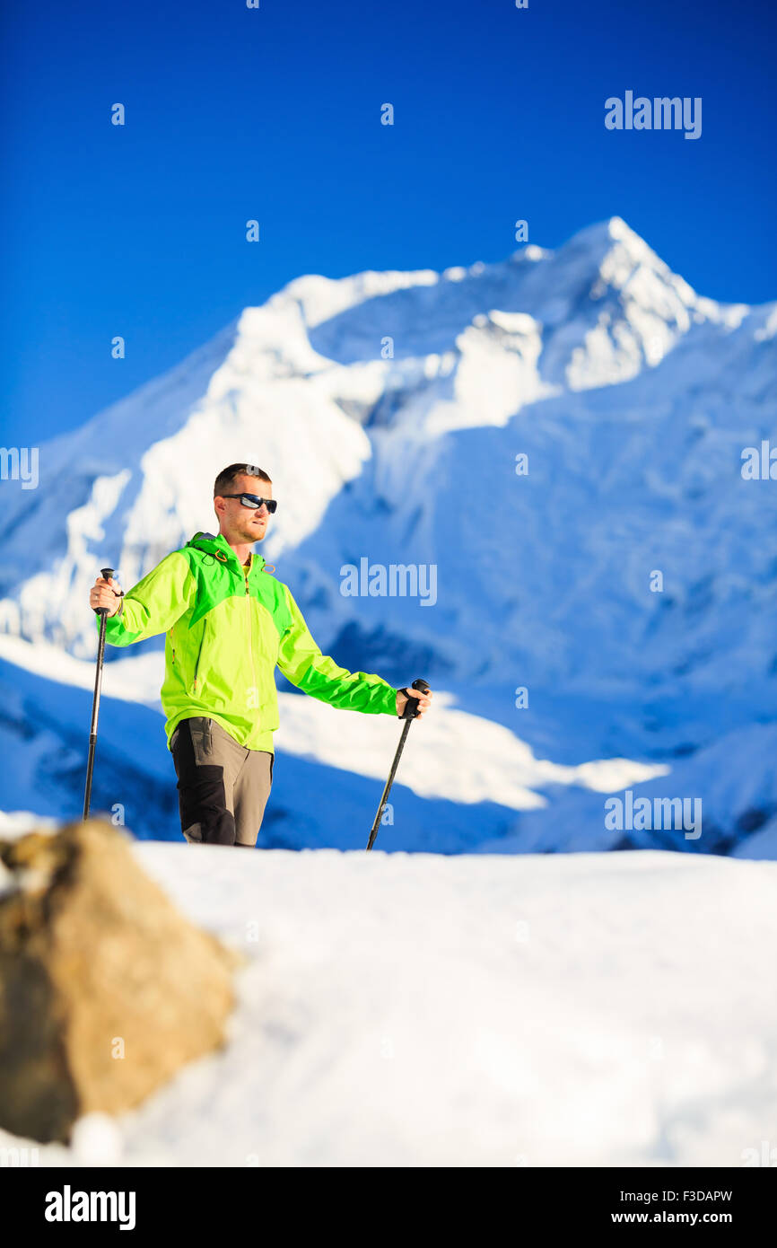 Mann-Wanderer oder Kletterer, die im Winterberge erreichen Inspiration und Motivation Erfolg-Business-Konzept.  Erfolg, Klettern, Stockfoto