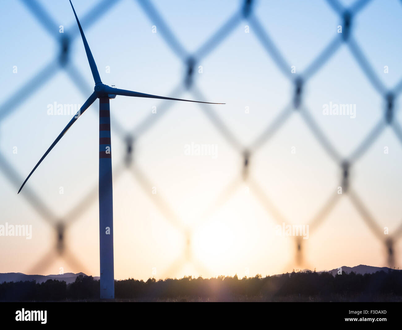 Windkraftanlagen auf dem Land einen Sonnenuntergang. Silhouette-Version mit Drahtgeflecht Stockfoto