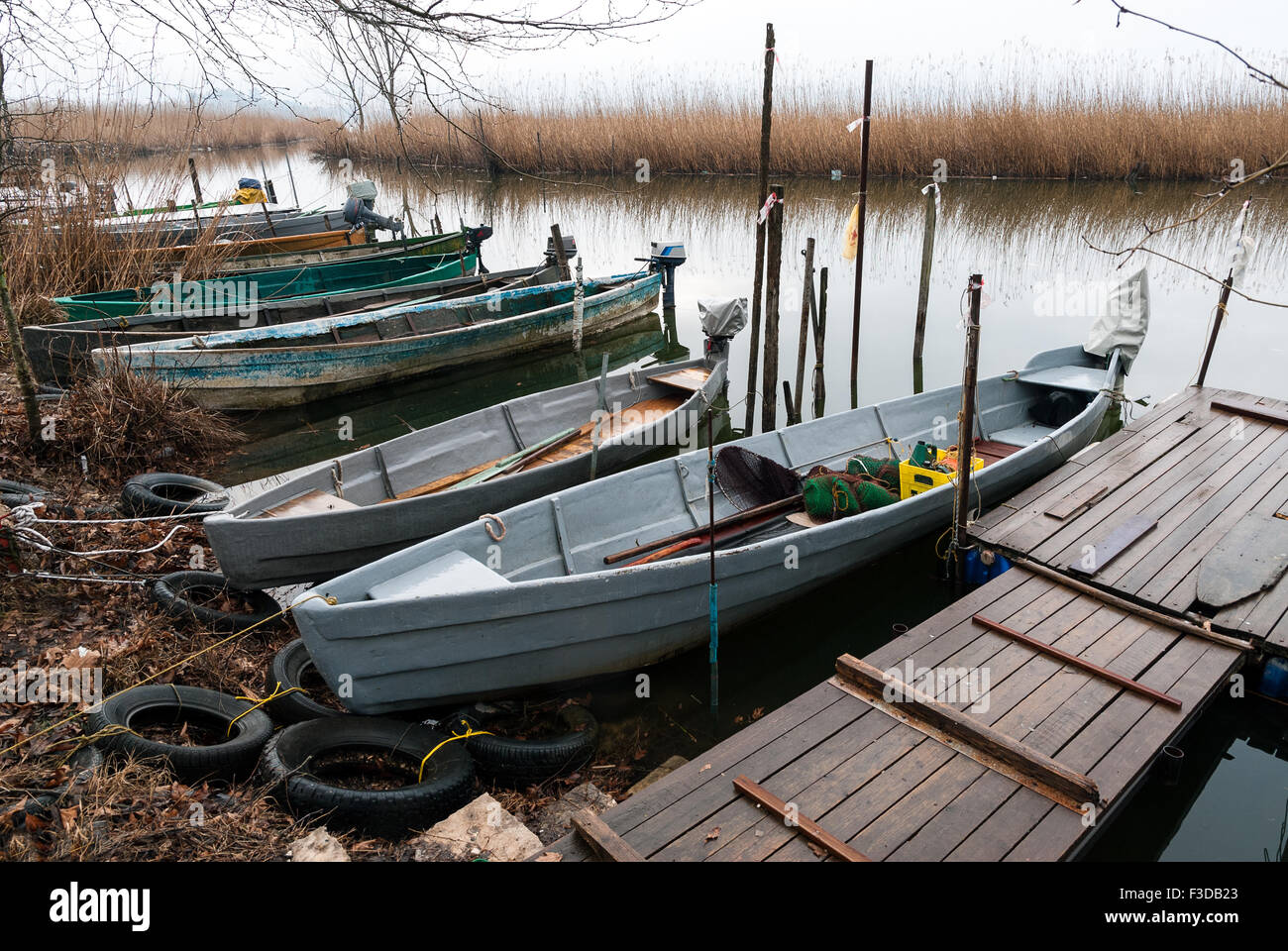 Traditionelle hölzerne Fischerboote im See Pamvotis in der Nähe von Ioannina, Griechenland Stockfoto