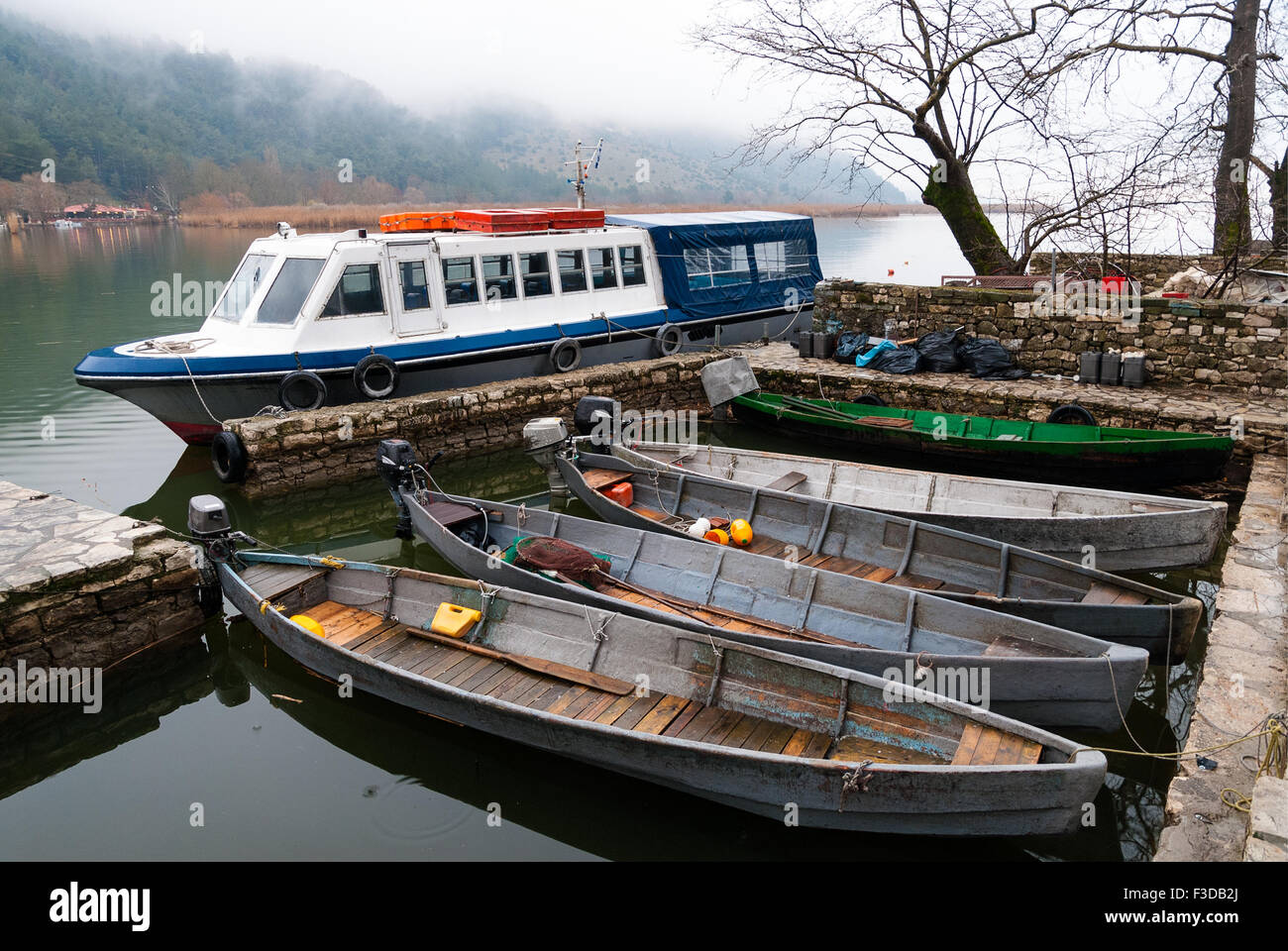 Traditionelle hölzerne Fischerboote im See Pamvotis in der Nähe von Ioannina, Griechenland Stockfoto