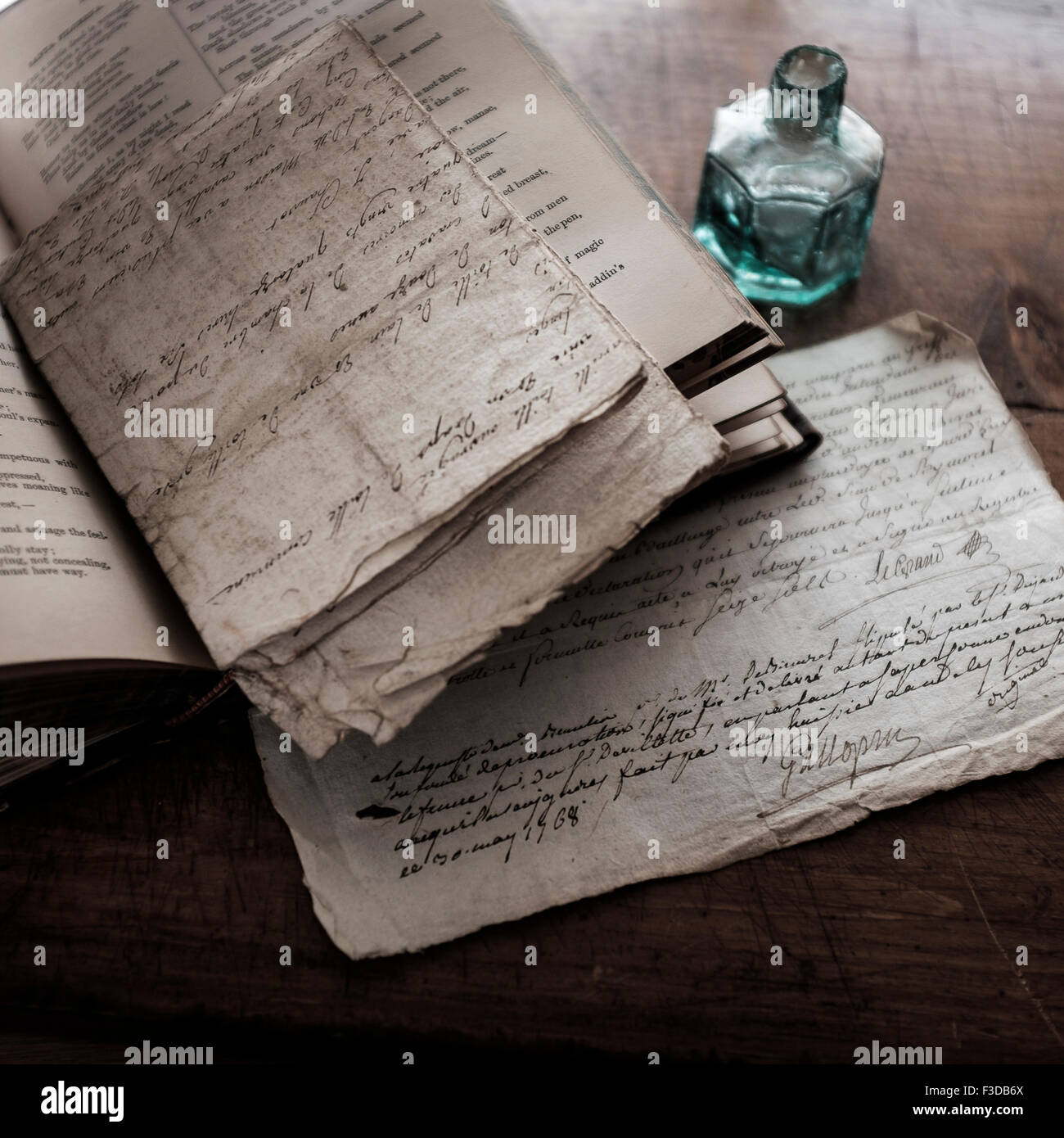 Alte Briefe und Tintenfass Stockfoto