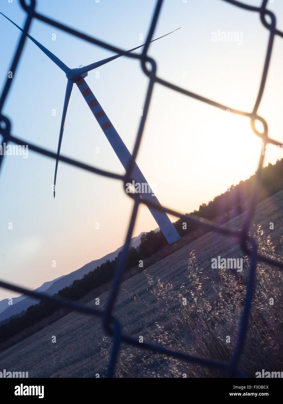 Windkraftanlagen auf dem Land einen Sonnenuntergang. Silhouette-Version mit Drahtgeflecht Stockfoto