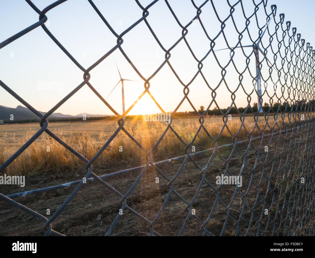 Windkraftanlagen auf dem Land einen Sonnenuntergang. Silhouette-Version mit Drahtgeflecht Stockfoto