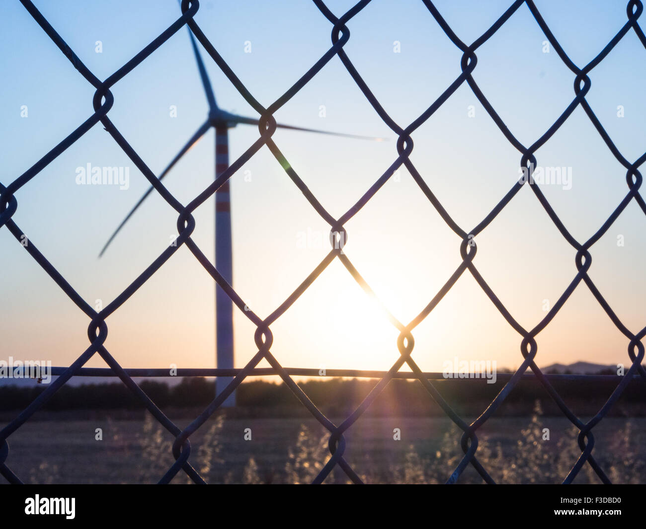 Windkraftanlagen auf dem Land einen Sonnenuntergang. Silhouette-Version mit Drahtgeflecht Stockfoto