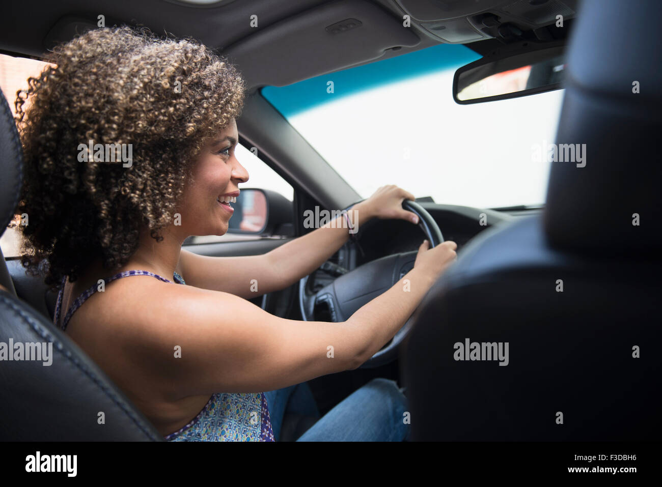 Junge Frau Steuerwagen Stockfoto