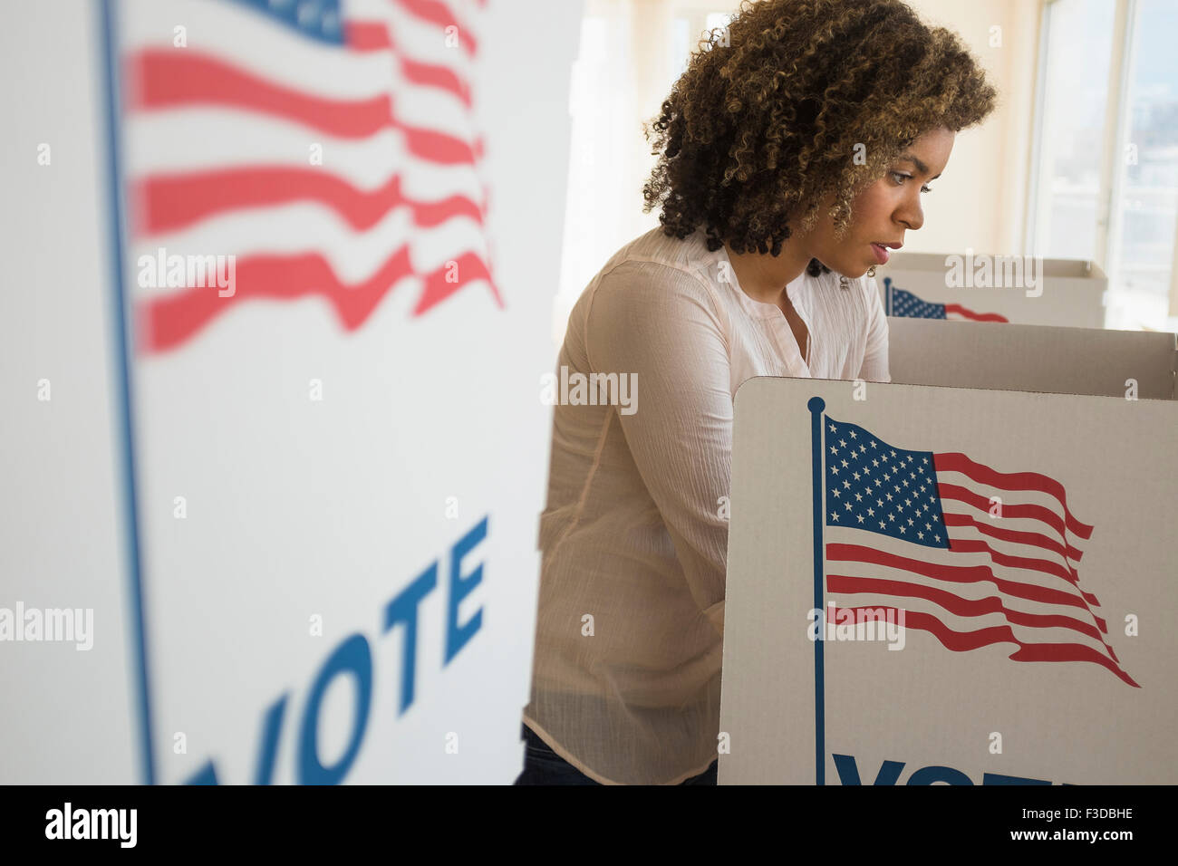 Junge Frau Vorbereitung Wahlkabine Stockfoto