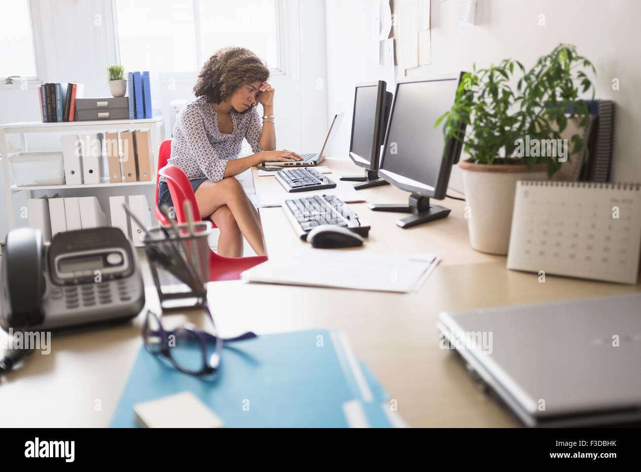 Junge Frau, die im Büro arbeiten Stockfotografie Alamy