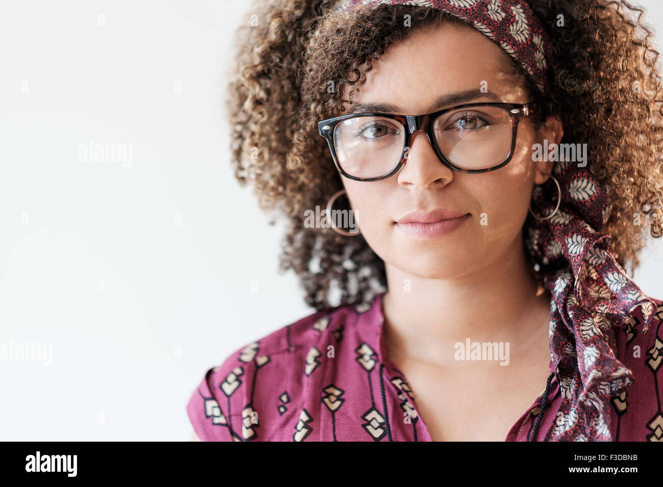 Porträt der lächelnde Frau mit lockigem Haar Stockfoto