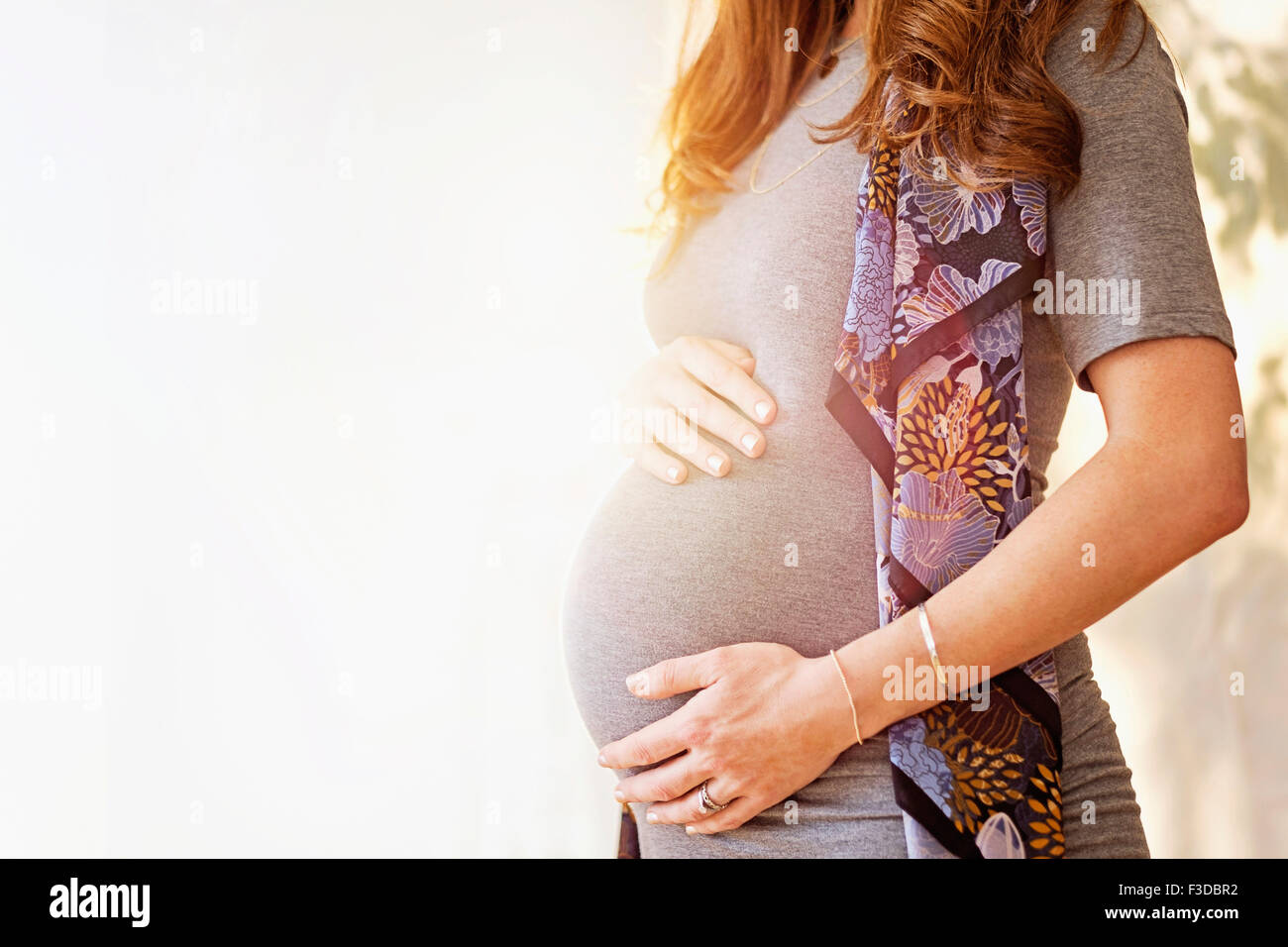 Mittelteil der schwangeren Frau im freien Stockfoto