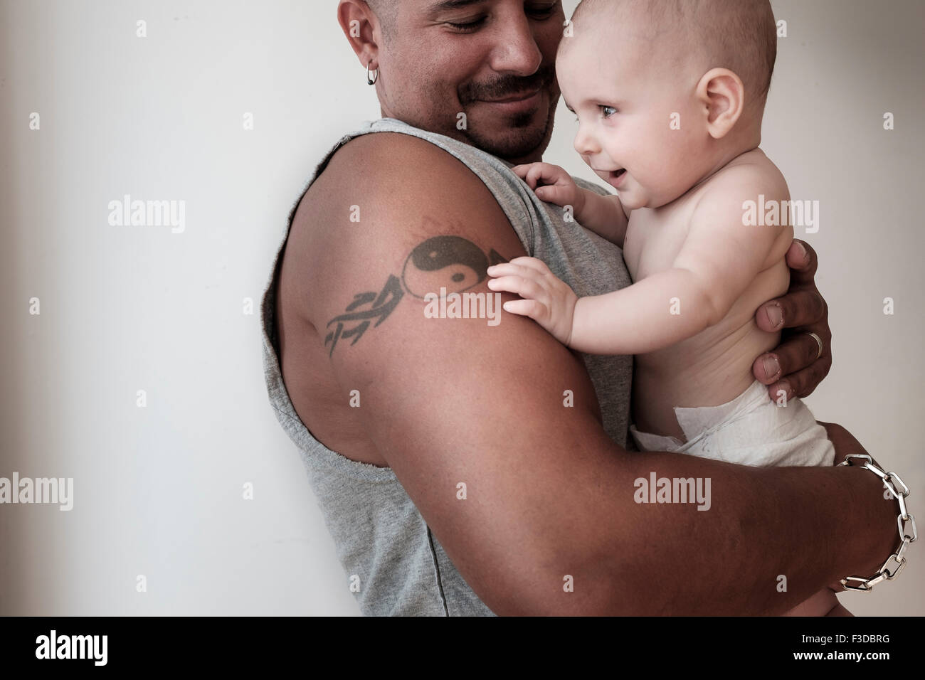 Studioaufnahme von Baby Girl (2-5 Monate) mit ihrem Vater Stockfoto