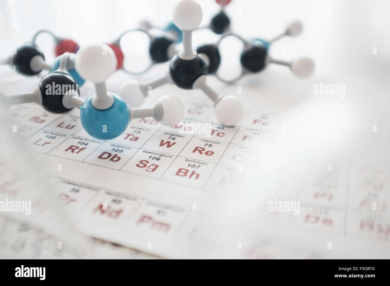 Molekulare Struktur und Periodensystem auf Schreibtisch Stockfoto