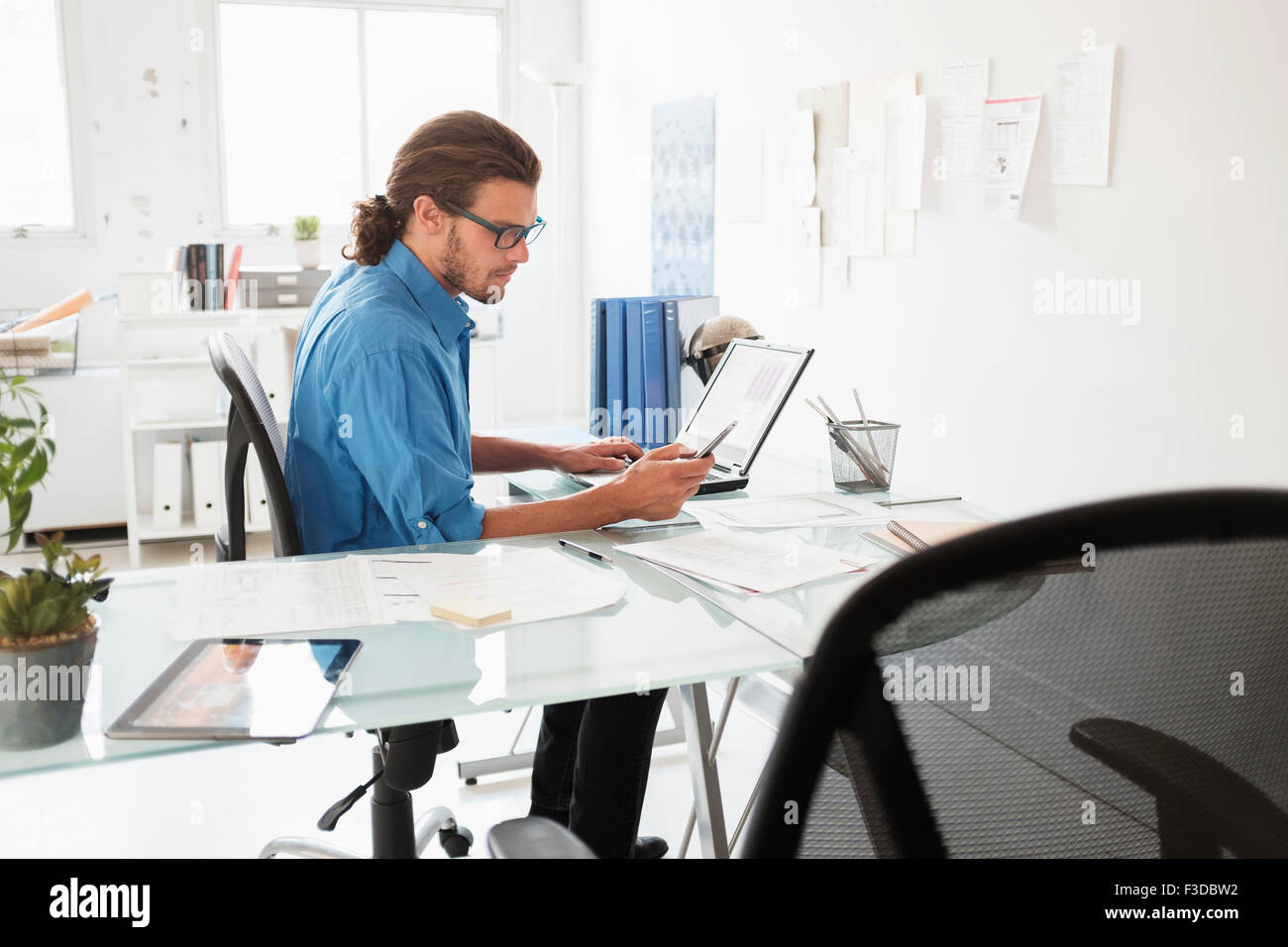 Mitte des erwachsenen Menschen arbeiten im Büro Stockfoto