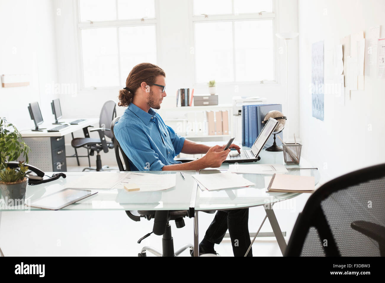 Mitte des erwachsenen Menschen arbeiten im Büro Stockfoto
