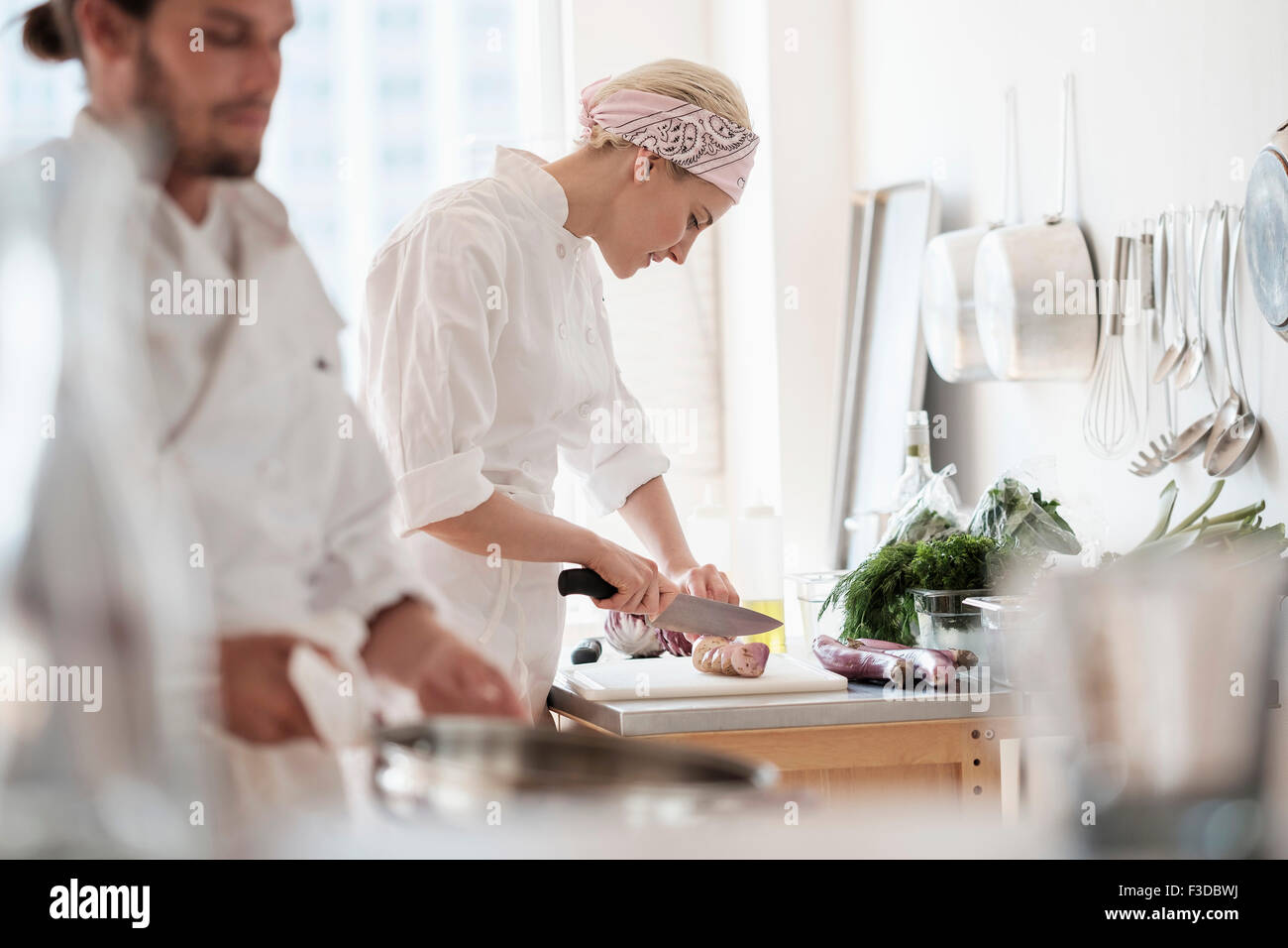 Köche arbeiten in Küche Stockfoto