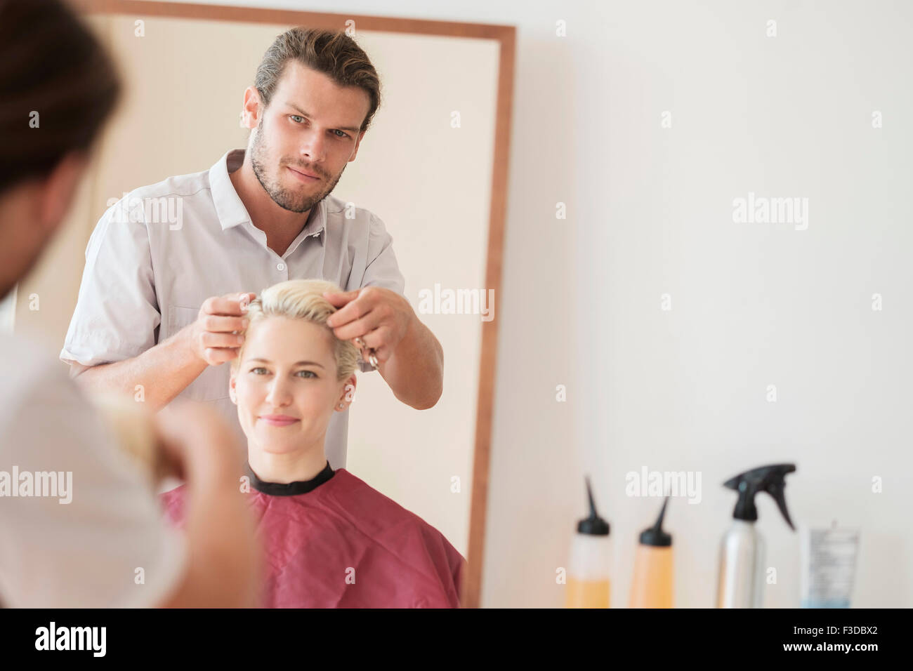 Friseur Kämmen das Haar der Frau Stockfoto