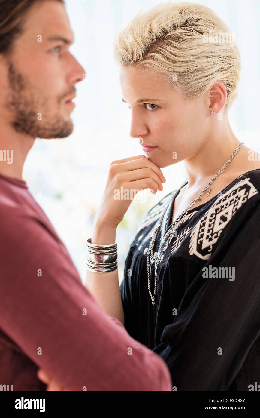 Paar streiten im Wohnzimmer Stockfoto