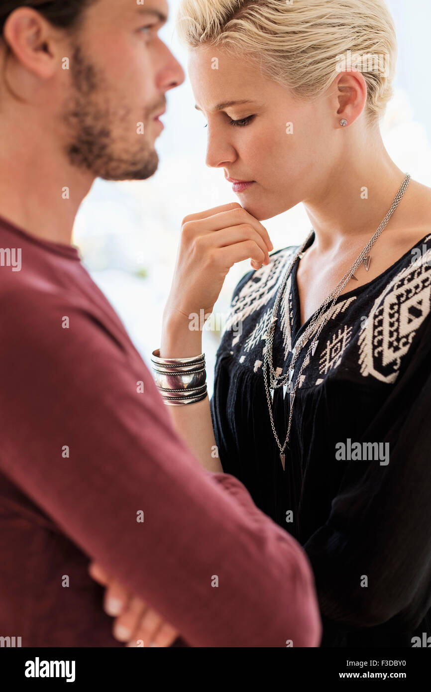Paar streiten im Wohnzimmer Stockfoto