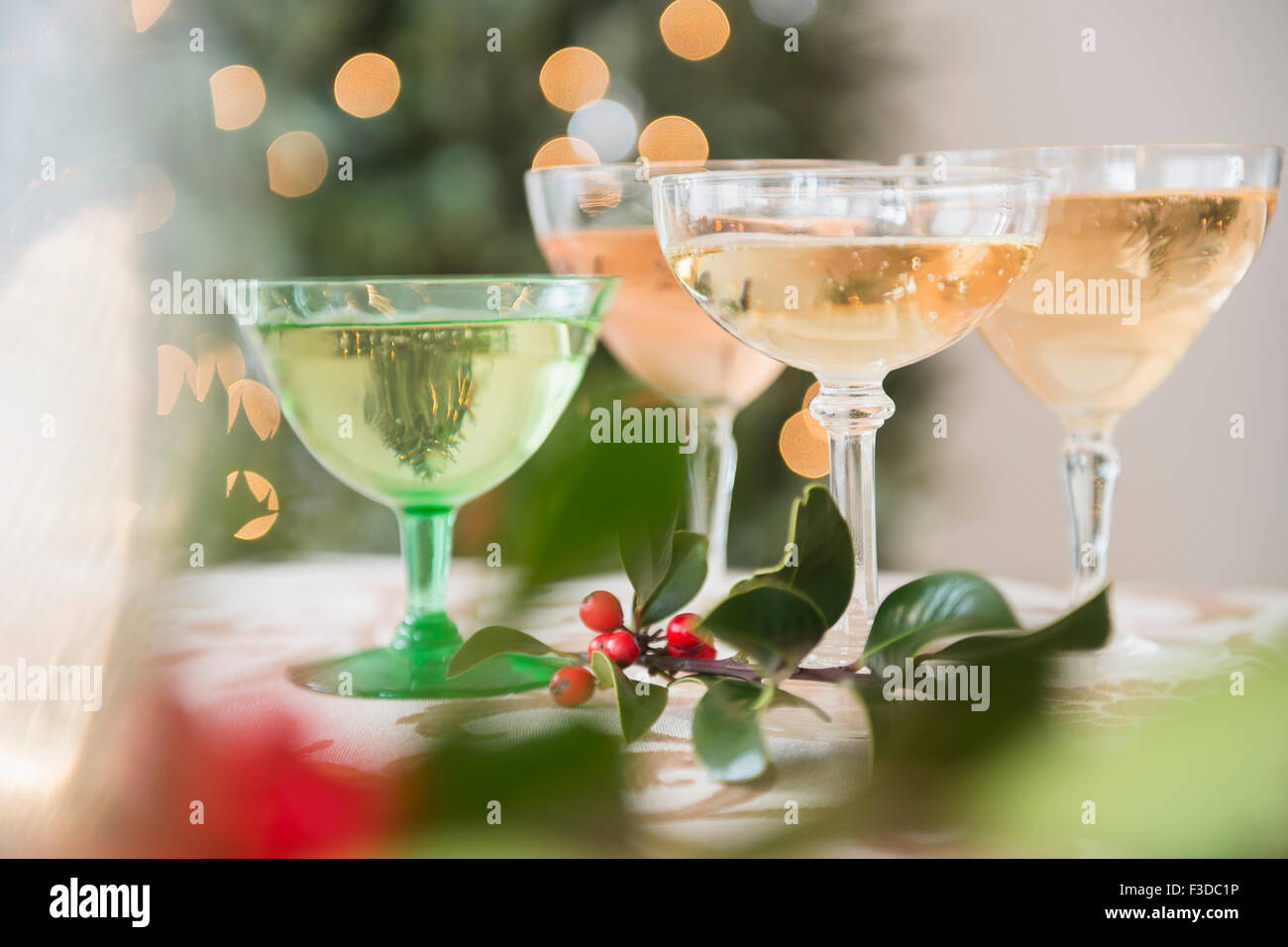 Weingläser mit Getränken am festlich gedeckten Tisch Stockfoto