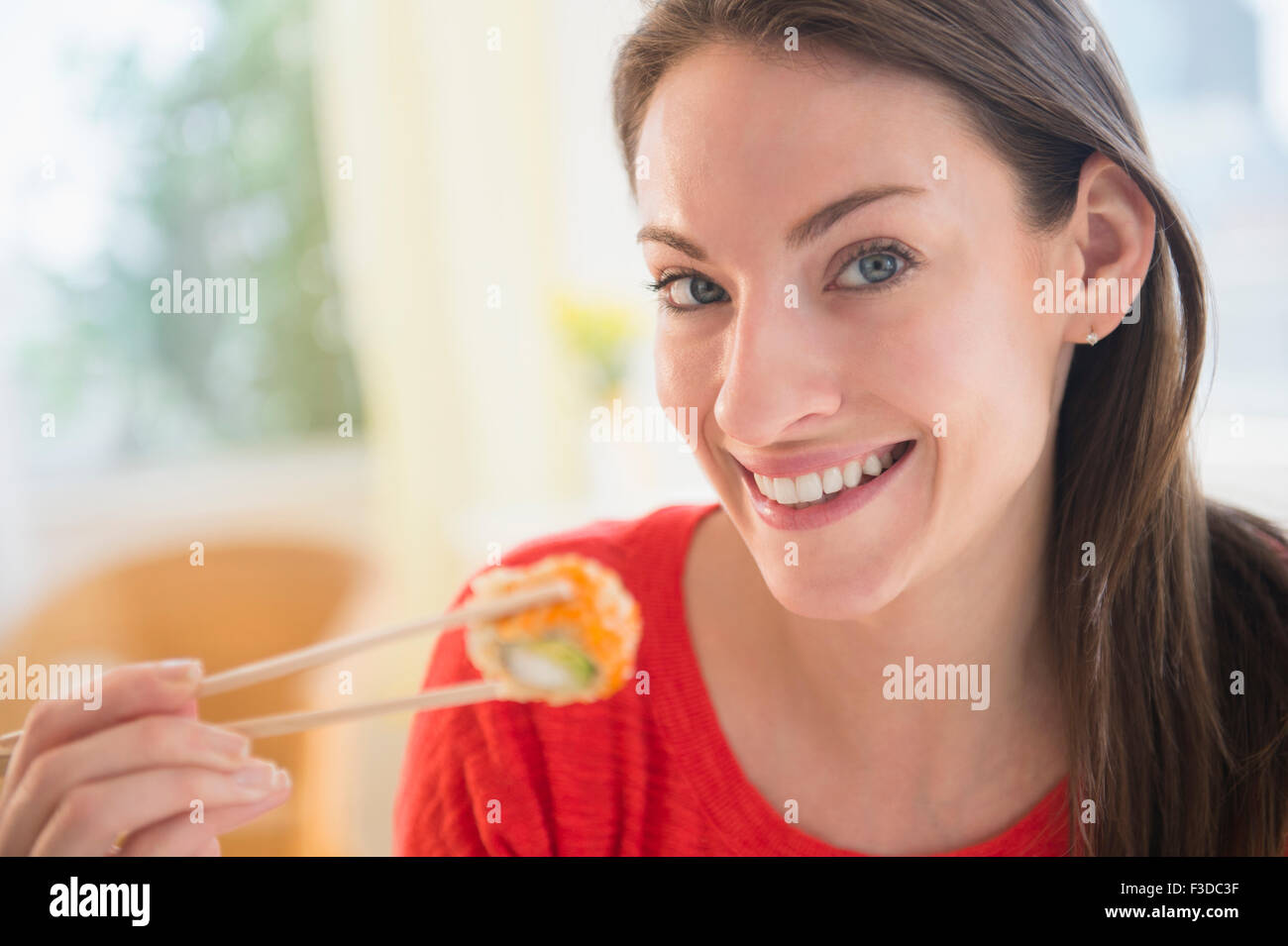 Porträt der Frau Sushi-Essen Stockfoto