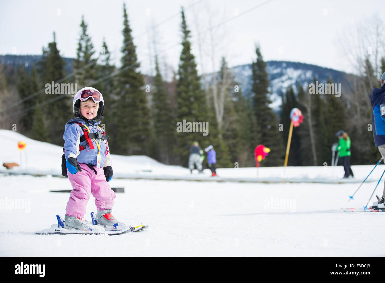 Kleines Mädchen (2-3) lernen Skifahren Stockfoto
