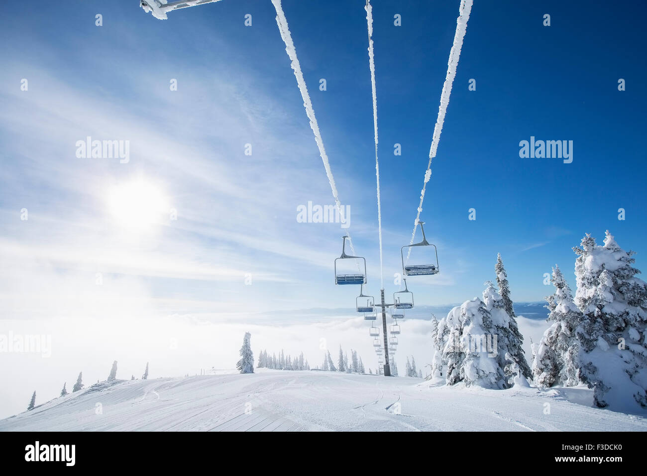 Skilift am Sonnenlicht gegen blaue ski Stockfoto