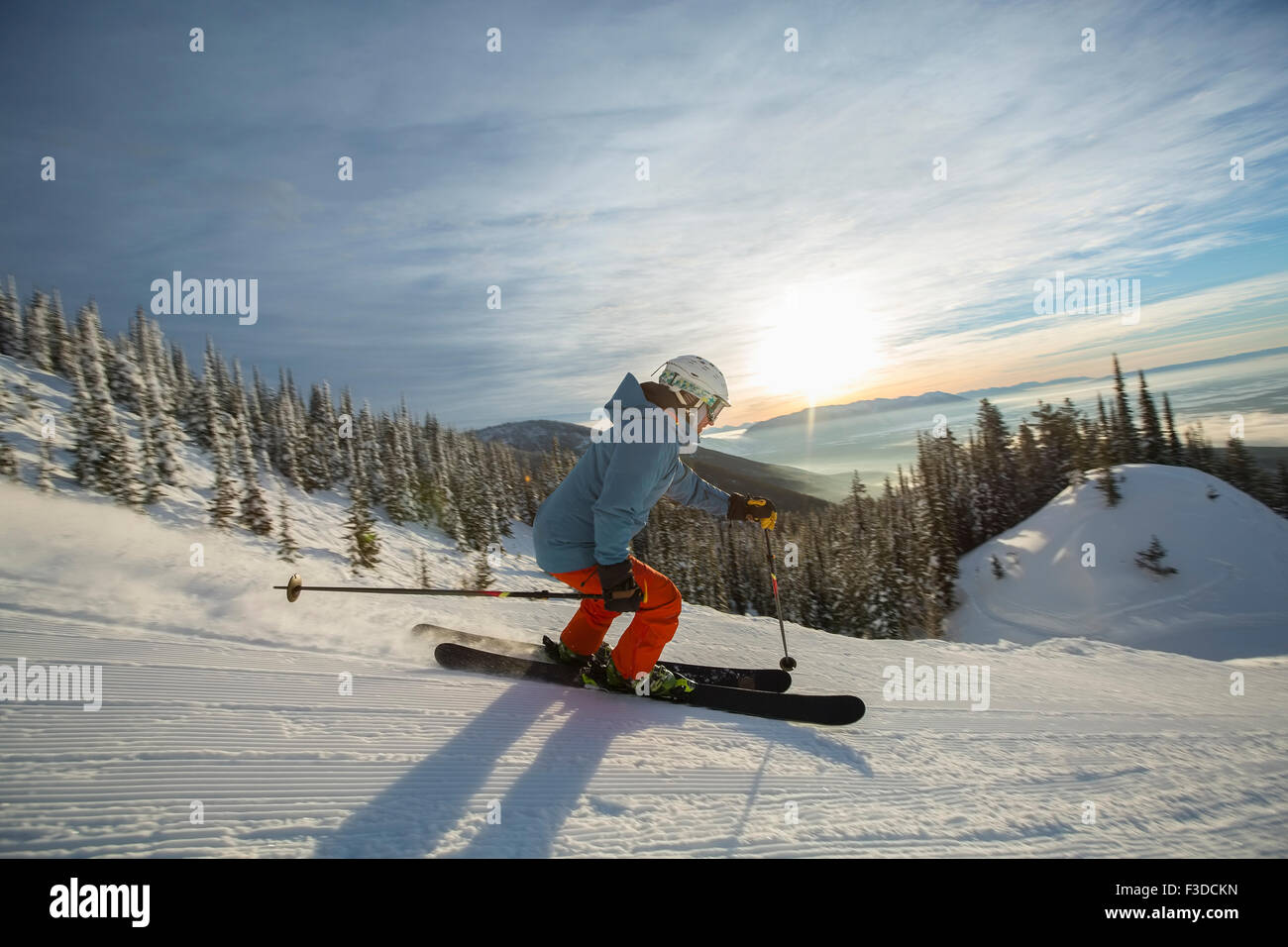 Reifer Mann auf Skipiste bei Sonnenuntergang Stockfoto