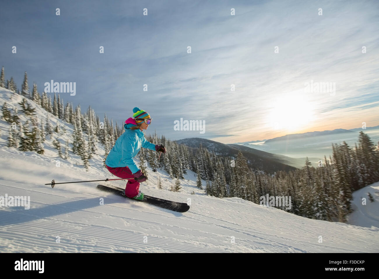 Reife Frau auf Skipiste bei Sonnenuntergang Stockfoto