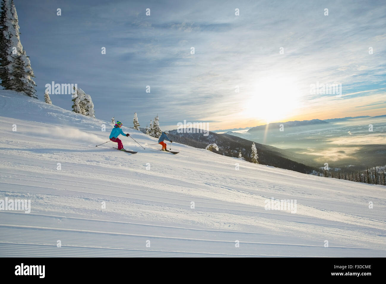 Paar Ski bei Sonnenuntergang Stockfoto