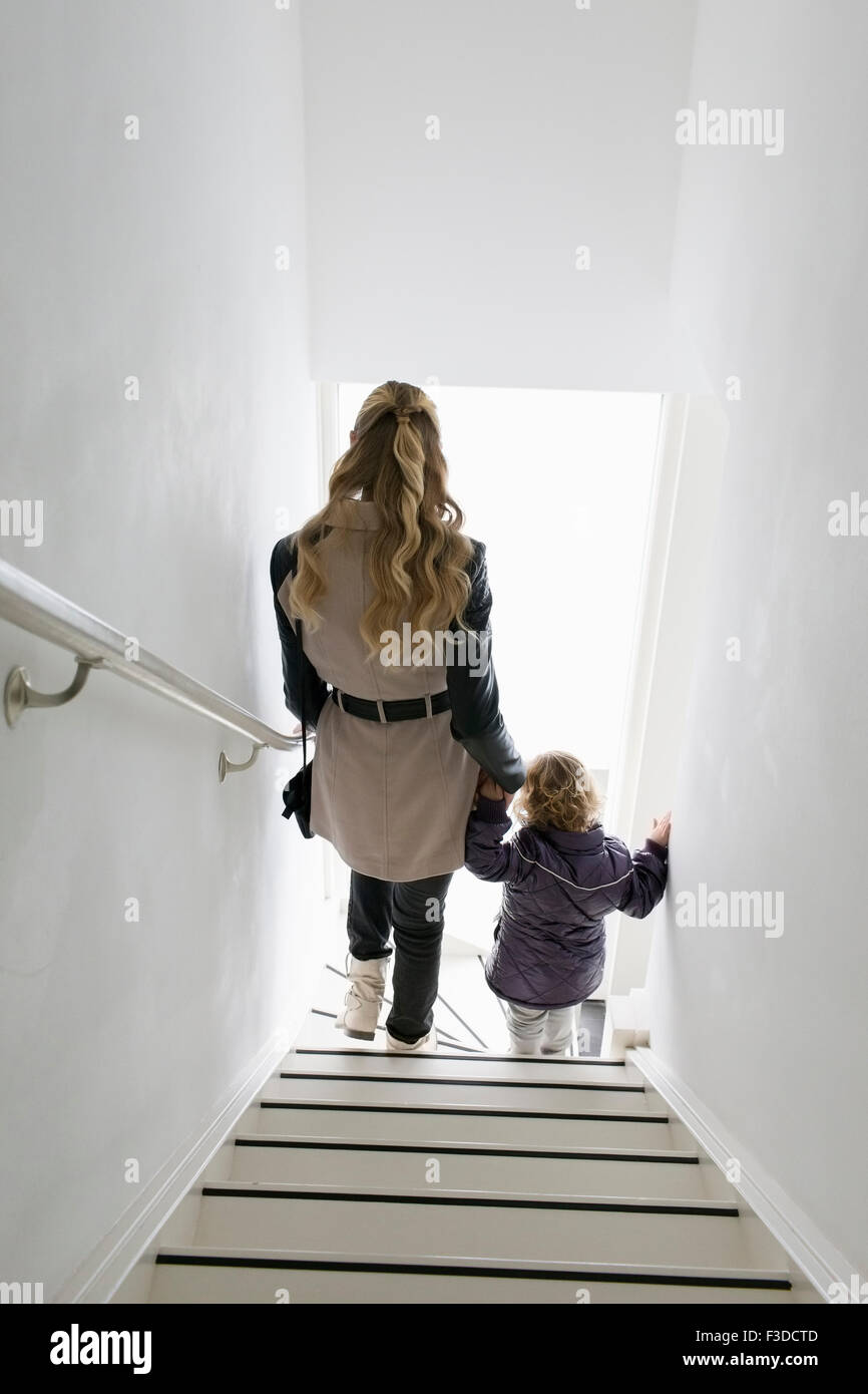 Mutter und Sohn (4-5) Treppen hinunter Stockfoto