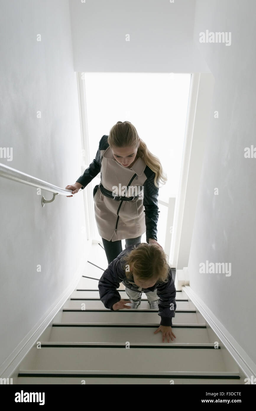 Mutter und Sohn (4-5), Treppensteigen Stockfoto