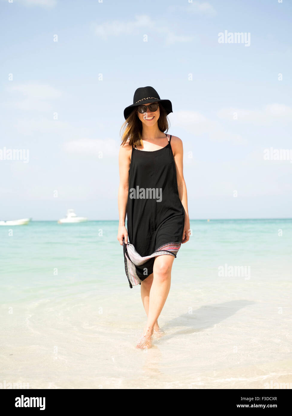 Frau zu Fuß am Strand Stockfoto