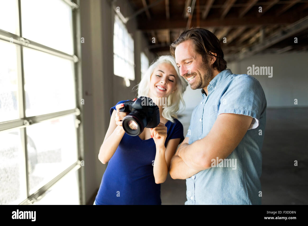 Frau und Mann mit Blick auf Bilder in der digitalen Kamera Stockfoto