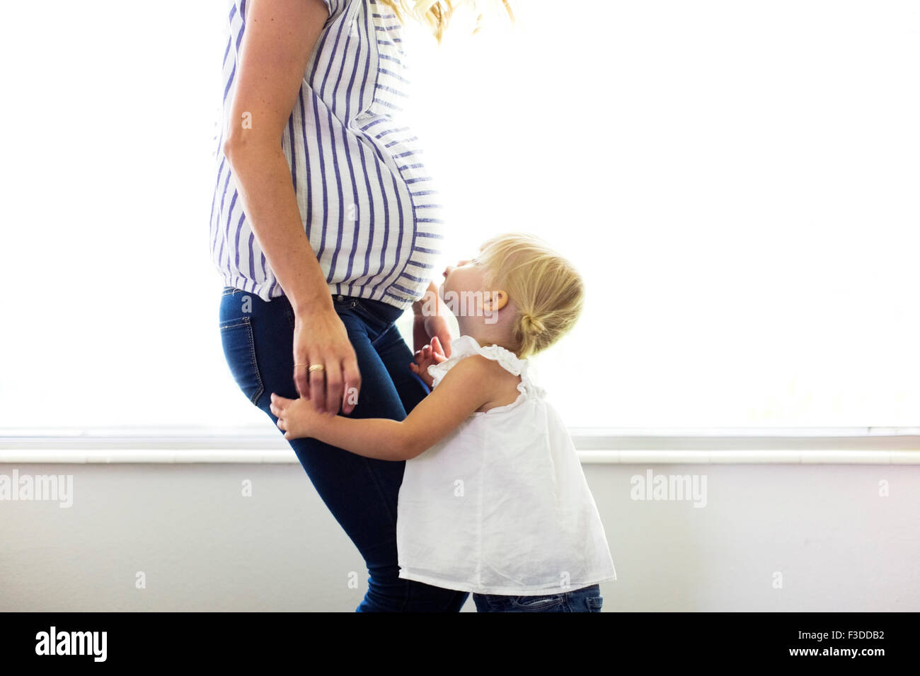 Tochter (2-3) mit schwangere Mutter Stockfoto