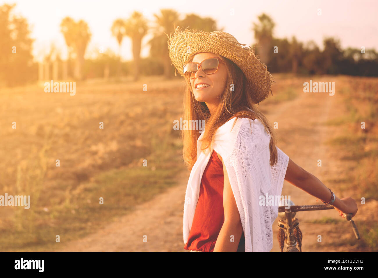 Schöne junge Frau Portrait mit Fahrrad in einem Land unterwegs Stockfoto