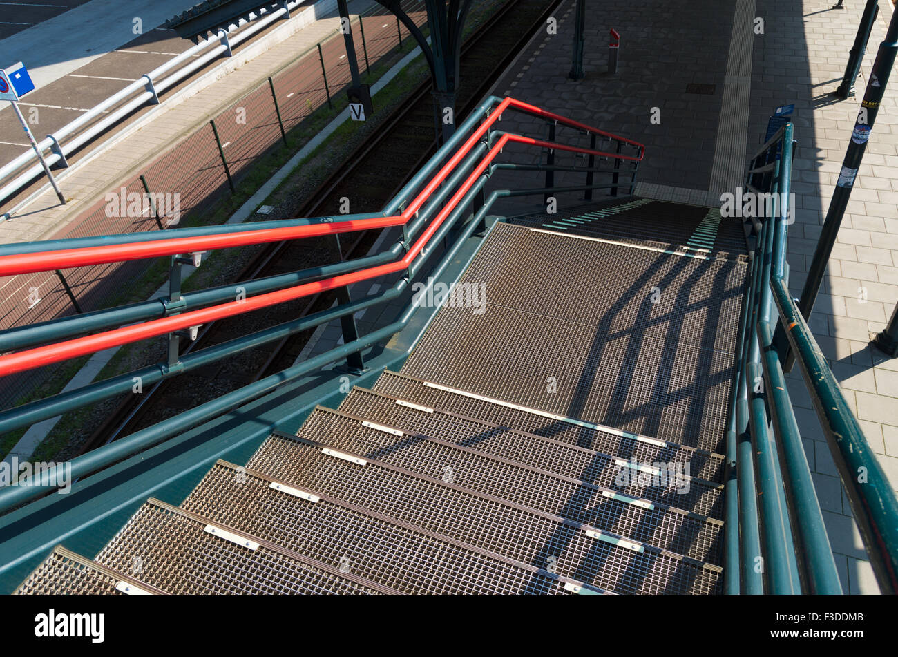 Metall Treppe hinunter in einen Bahnsteig Stockfoto Metall Treppe hinunter in einen Bahnsteig Stockfoto