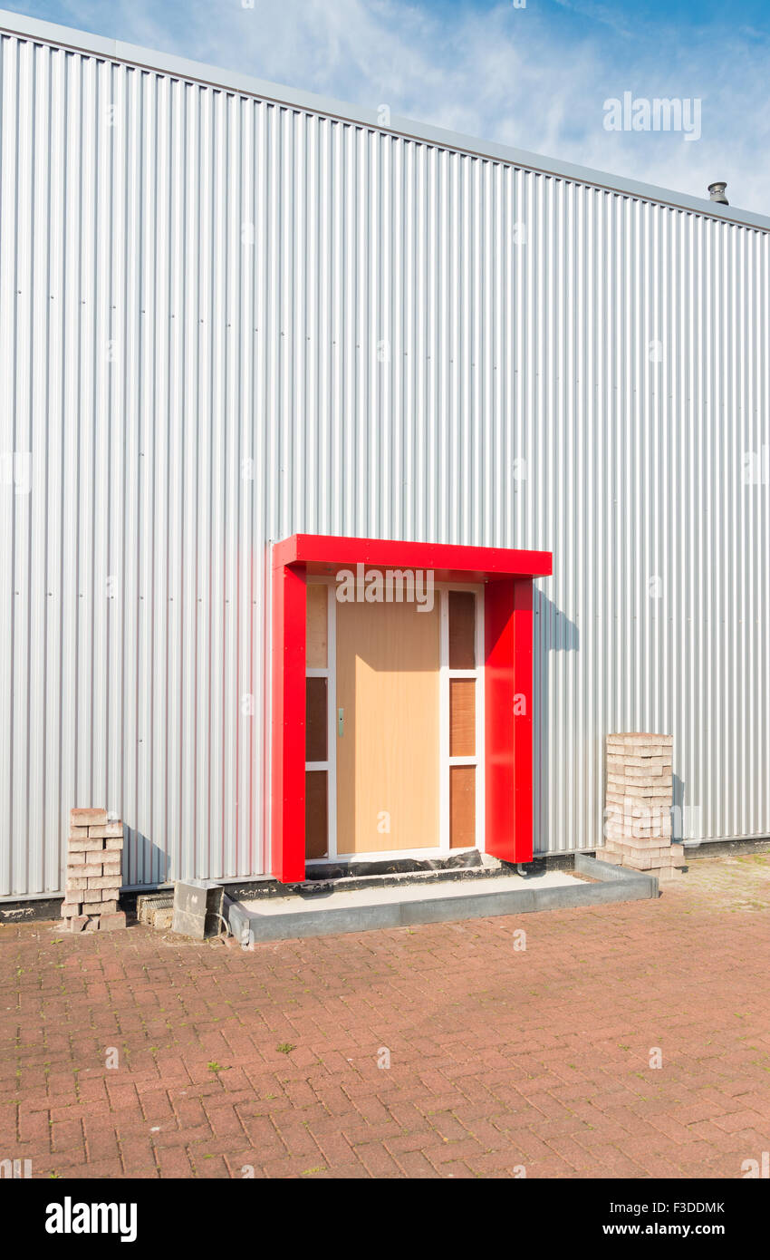 Industriehalle mit roten Tür Stockfoto