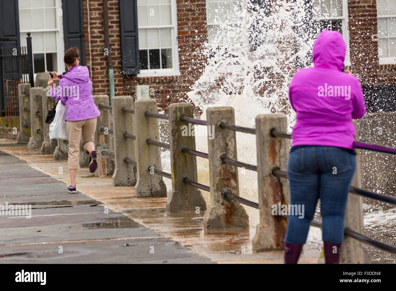 Charleston, South Carolina, USA. 5. Oktober 2015. Touristen springen zurück aus Gischt wie Hochwasser und Überschwemmungen weiterhin historischen Stadtteil Pest nach rekordverdächtigen Stürmen mehr als zwei Füße Regen auf die Lowcountry 5. Oktober 2015 in Charleston, South Carolina deponiert. Stockfoto