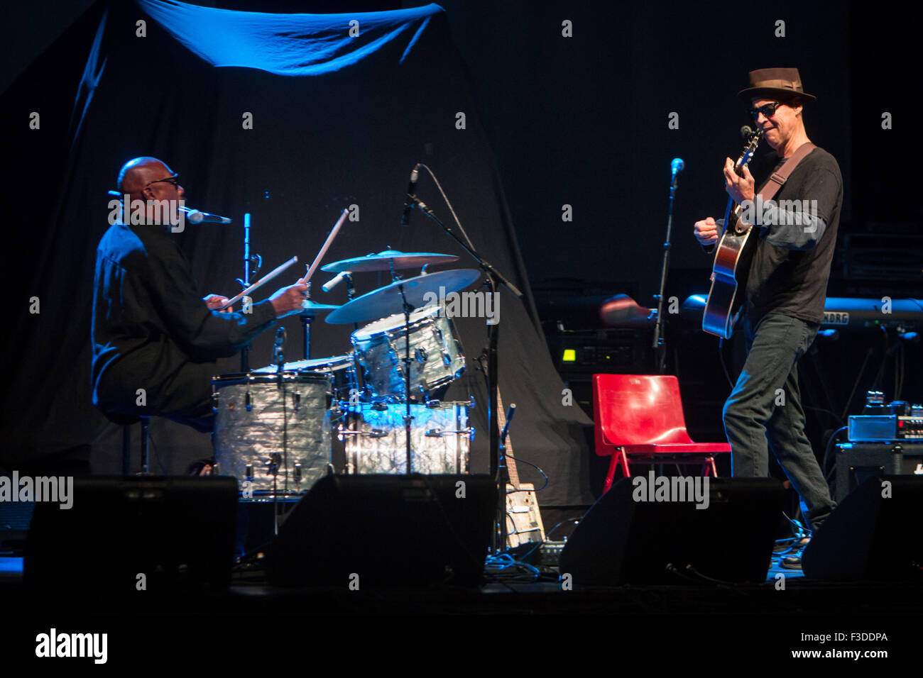 Mailand Italien. 5. Oktober 2015. US-amerikanischer Singer-Songwriter und Gitarrist Markus James führt live auf der Bühne Teatro Della Luna Eröffnungsshow von Joe Satriani Credit: Rodolfo weitertransferiert/Alamy Live News Stockfoto