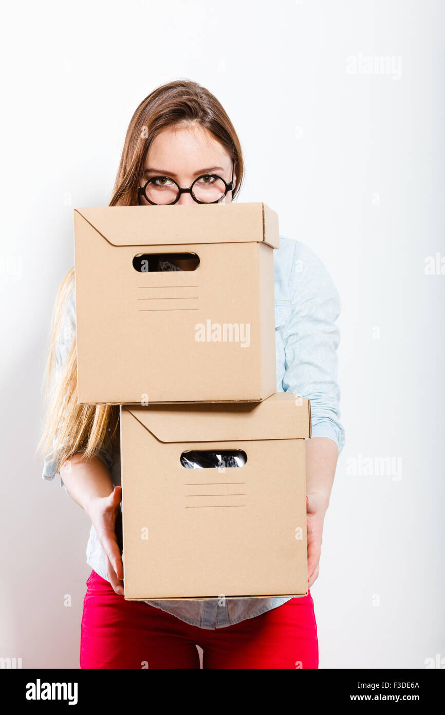 Glückliche Frau bei Kartons Kisten verschieben. Junges Mädchen Vermittlung von Innenraum und Auspacken im neuen Appartementhaus nach Hause. Stockfoto